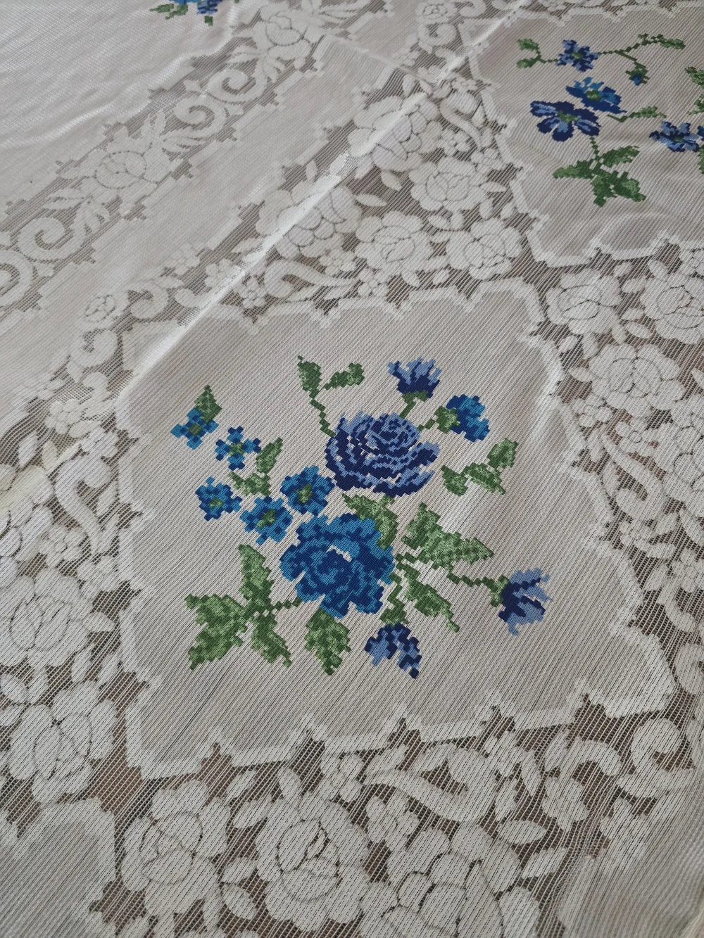 Vintage Handmade 1940's Floral Lace Tablecloth - 8'2